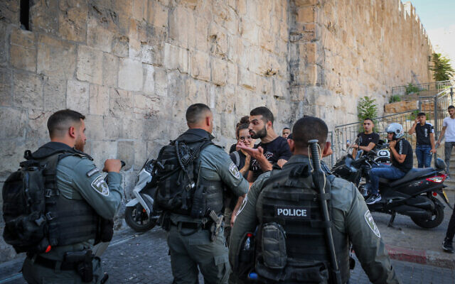 فلسطينيون يتجادلون مع ضباط من شرطة الحدود الإسرائيلية عند باب الأسباط، في البلدة القديمة بالقدس، 26 سبتمبر 2022 (Jamal Awad / Flash90)