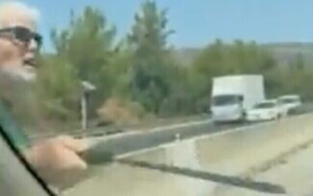 لقطة شاشة من مقطع فيديو لرجل هاجم سيارة بساطور في شارع سريع، 28 أغسطس 2022 (Twitter)
