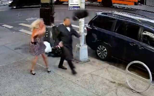 امرأة تضرب رجلا يهوديا في بروكلين في فيديو صدر في 18 سبتمبر 2022 (Screenshot)