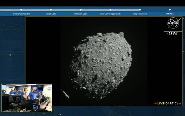 مركبة فضائية تابعة لوكالة ناسا ترسل صورًا لكويكب إلى طاقم على الأرض، قبل أن تصطدم بالكويكب على بعد 11 مليون كلم من الأرض، 26 سبتمبر 2022 (Screenshot)