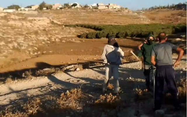 مقطع فيديو يُظهر مستوطنين ملثمين يقتربان من رجل فلسطيني بالقرب من مستوطنة "ماعون" في الضفة الغربية، قبل اندلاع مواجهة عنيفة (Twitter)