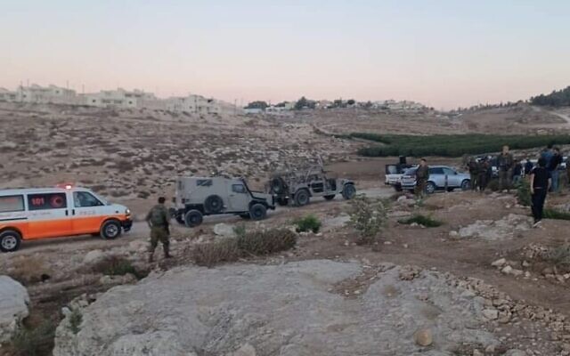 قوات الأمن في موقع شجار بين مستوطنين إسرائيليين وفلسطينيين بالقرب من مستوطنة ماعون في منطقة تلال الخليل الجنوبية بالضفة الغربية، 12 سبتمبر 2022 (Courtesy)