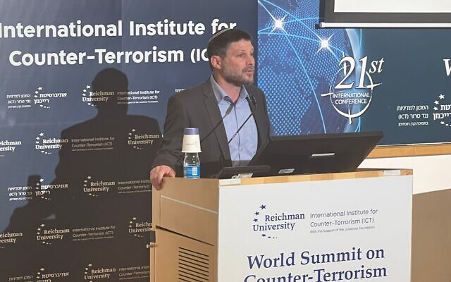 زعيم حزب "الصهيونية الدينية" عضو الكنيست بتسلئيل سموتريتش يتحدث في مؤتمر المعهد الدولي لمكافحة الإرهاب، 12 سبتمبر 2022 (Courtesy)