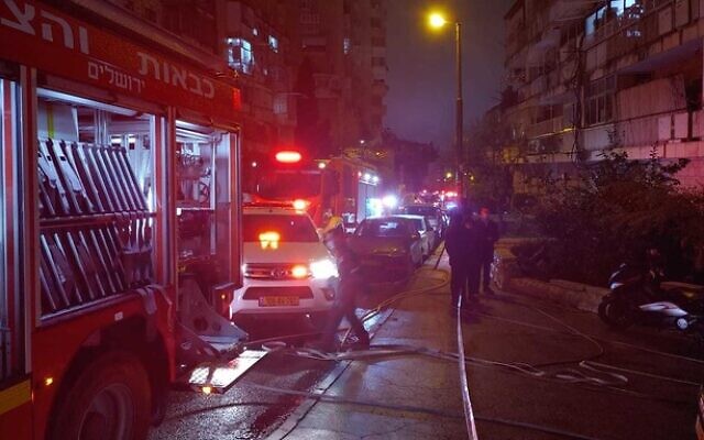 توضيحية: مبنى تضرر في حريق في ساعة متأخرة من الليل في كريات موشيه، 25 نوفمبر 2020 (Courtesy: Fire and Rescue Services Spokesperson Service)
