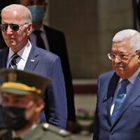 رئيس السلطة الفلسطينية محمود عباس (يمين) يستقبل الرئيس الأمريكي جو بايدن في بيت لحم بالضفة الغربية، 15 يوليو 2022 (Ahmad Gharabli / AFP)