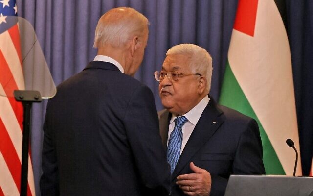 الرئيس الأمريكي جو بايدن (على يسار الصورة) ورئيس السلطة الفلسطينية محمود عباس يتحدثان بعد تصريحاتهما لوسائل الإعلام في مجمع المقاطعة الرئاسي في مدينة بيت لحم بالضفة الغربية، 15 يوليو، 2022. (AHMAD GHARABLI / AFP)