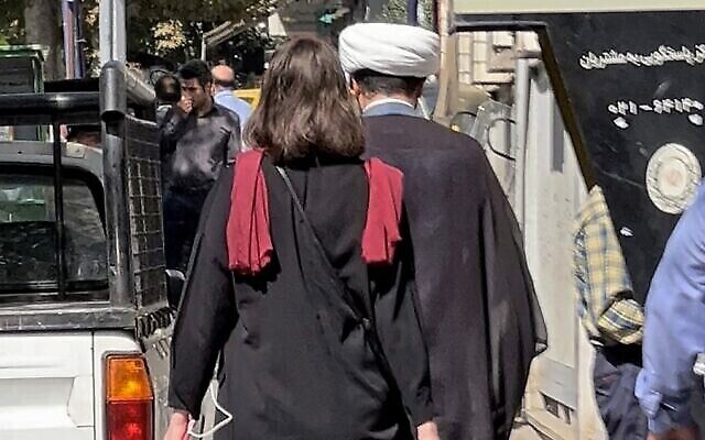 صورة حصلت عليها وكالة فرانس برس خارج إيران تظهر امرأة تمشي بدون حجاب في قلب العاصمة الإيرانية طهران، 11 أكتوبر 2022 (AFP)