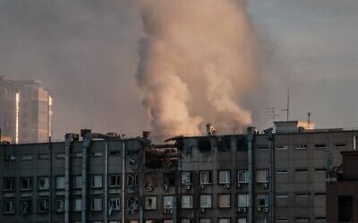 الدخان يتصاعد من مبنى مدمر جزئيًا في كييف، وسط الغزو الروسي لأوكرانيا، 17 أكتوبر 2022 (Yasuyoshi CHIBA / AFP)