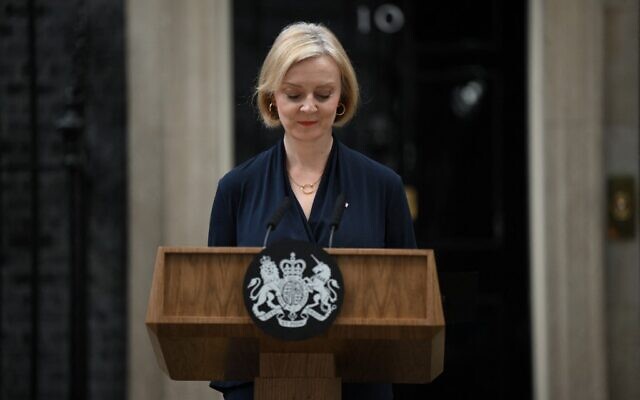 رئيسة الوزراء البريطانية ليز تراس تلقي خطابًا خارج 10 داونينج ستريت بوسط لندن للإعلان عن استقالتها، 20 أكتوبر 2022 (Daniel LEAL / AFP)