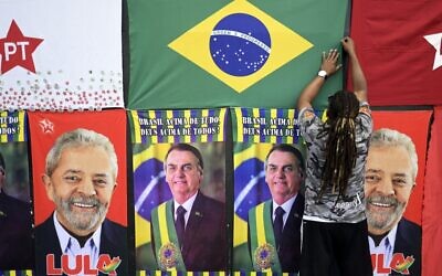 مناشف عليها صور الرئيس البرازيلي المرشح لإعادة انتخابه جاير بولسونارو والرئيس السابق (2003-2010) والمرشح الرئاسي لويز إيناسيو لولا دي سيلفا، معروضة للبيع في كشك بشارع في بيلو هوريزونتي، البرازيل، 25 أكتوبر 2022 (DOUGLAS MAGNO / AFP)