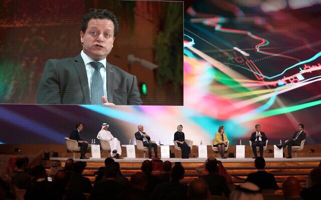 سامر حاج يحيى (على الشاشة)، رئيس بنك لئومي الإسرائيلي، يحضر ندوة في اليوم الثالث من المؤتمر السنوي لمبادرة الاستثمار المستقبلي (FII) في العاصمة السعودية الرياض، 27 أكتوبر 2022 (Fayez Nureldine/AFP)