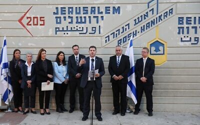 المدير العام لوزارة الطاقة ليئور شيلات يلقي بيانا عند معبر رأس الناقورة الحدودي في شمال إسرائيل، بعد توقيع اتفاق الحدود البحرية بين البلدين، 27 أكتوبر 2022 (Jack Guez/AFP)