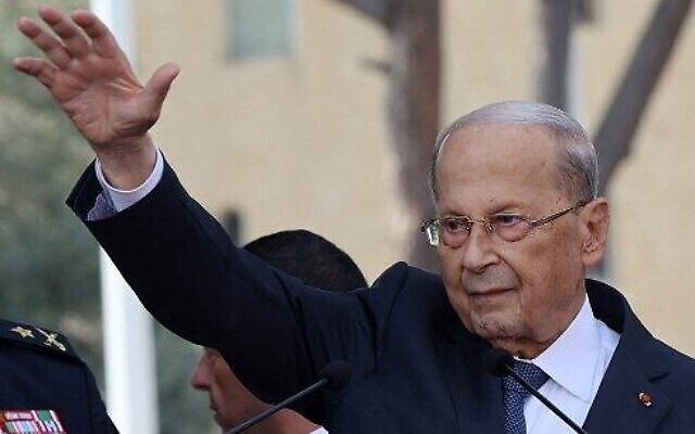 الرئيس اللبناني المنتهية ولايته ميشال عون يلقي خطابا بمناسبة انتهاء ولايته، أمام القصر الرئاسي في بعبدا، شرق بيروت، 30 اكتوبر 2022 (ANWAR AMRO / AFP)