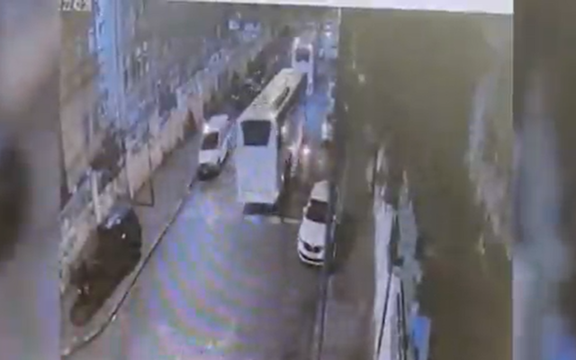 لقطات كاميرا أمنية تظهر إلقاء متفجرات على حافلة تمر أمام مستشفى المقاصد في القدس الشرقية، 7 سبتمبر 2022 (Israel Police)