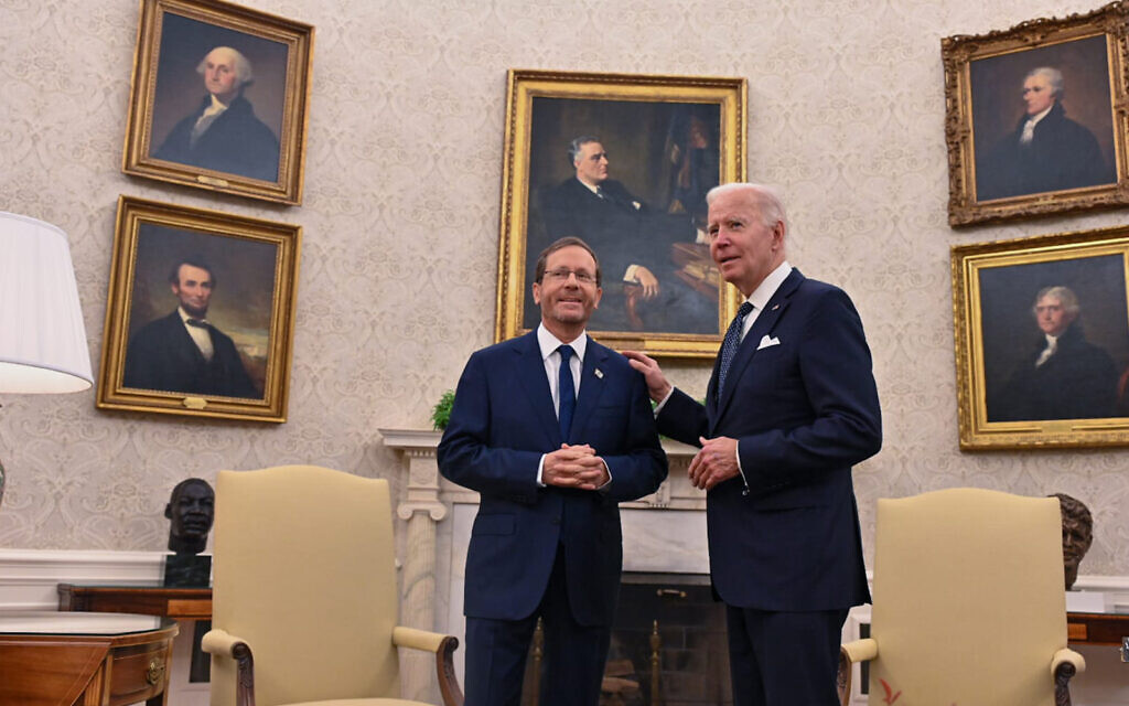 الرئيس الإسرائيلي إسحاق هرتسوغ (يسار) والرئيس الأمريكي جو بايدن، في البيت الأبيض، 26 أكتوبر 2022 (Kobi Gideon / GPO)