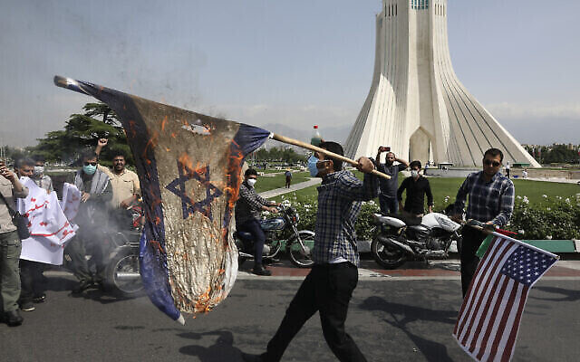 متظاهرون يحرقون العلمين الإسرائيلي والأمريكي خلال مسيرة "يوم القدس" السنوية في طهران، إيران، 7 مايو، 2021. (AP Photo / Vahid Salemi)