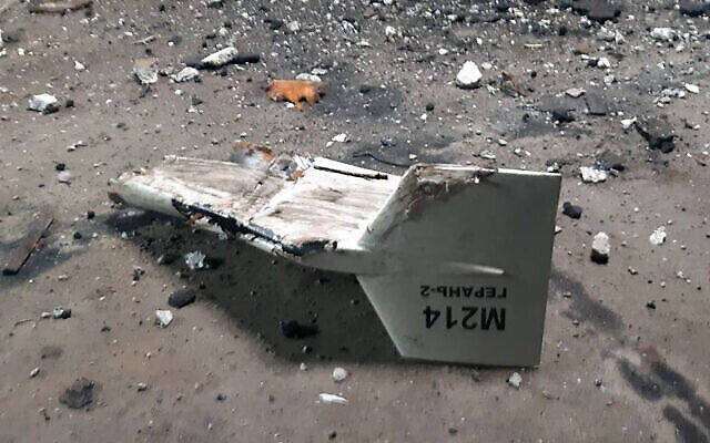 حطام ما وصفته كييف بطائرة مسيرة إيرانية الصنع من طراز "شاهد" والتي أسقطت بالقرب من كوبيانسك، أوكرانيا، 13 سبتمبر، 2022.(Ukrainian military's Strategic Communications Directorate via AP)