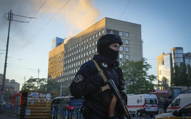 الشرطة تسد الطرق المحيطة بموقع القصف الروسي في كييف بأوكرانيا، بعد أن هزت بعض الانفجارات مدينة كييف في الصباح الباكر، 17 أكتوبر 2022 (AP Photo / Efrem Lukatsky)