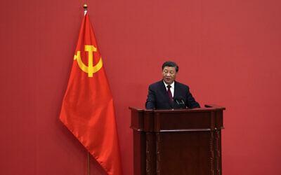 الرئيس الصيني شي جينبينغ في حدث لتقديم أعضاء جدد في اللجنة الدائمة للمكتب السياسي في قاعة الشعب الكبرى في بكين، 23 أكتوبر 2022 (Ng Han Guan / AP)
