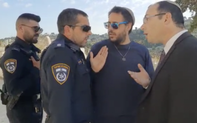 عضو الكنيست الصهيوني المتدين سيمحا روثمان يتجادل مع ضابط الشرطة بعد اعتقال ناشط جبل الهيكل إيمانويل بروش عند الحائط الشرقي للحرم القدسي، 2 أكتوبر 2022 (Courtesy Arnon Segal)