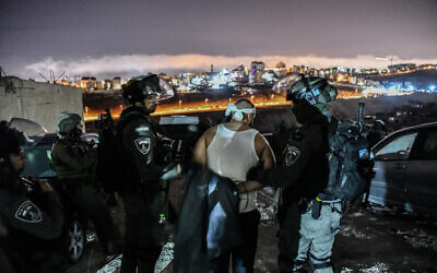 عناصر شرطة يعتقلون فلسطينيا في مخيم شعفاط في القدس الشرقية، 18 اكتوبر 2022 (Israel Police)