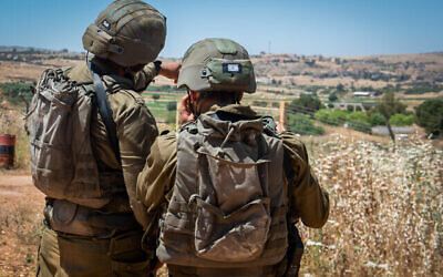 ملف: جنود اسرائيليون في المطلة، على الحدود بين اسرائيل ولبنان، شمال اسرائيل، 15 مايو 2021 (Basel Awidat / Flash90)