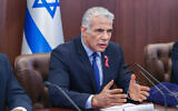 رئيس الوزراء يائير لبيد يترأس الاجتماع الأسبوعي لمجلس الوزراء في مكتب رئيس الوزراء في القدس، 2 أكتوبر 2022 (Amit Shabi/POOL)