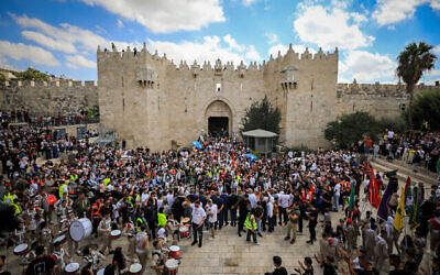 مئات الفلسطينيين المسلمين يحتفلون بالولد النبوي في مسيرة في البلدة القديمة بالقدس، 8 أكتوبر، 2022. (Jamal Awad / Flash90)