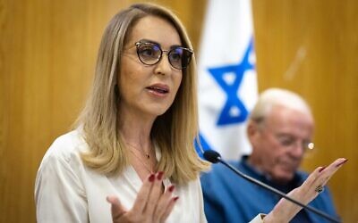 Director of the Elections Committee of the Knesset, Orly Adas speaks during a press conference at the Knesset, the Israeli parliament in Jerusalem on October 26, 2022, ahead of the Israeli elections next week. Photo by Olivier Fitoussi/Flash90 *** Local Caption *** מסיבת עיתונאים
ועדת הבחירות
כנסת 
בחירות
אורלי עדס