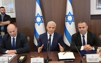 رئيس الوزراء يائير لبيد (وسط الصورة) في اجتماع لمجلس الوزراء قبيل توقيع اتفاقية الحدود البحرية مع لبنان، 27 أكتوبر، 2022. (Amos Ben Gershom / GPO)