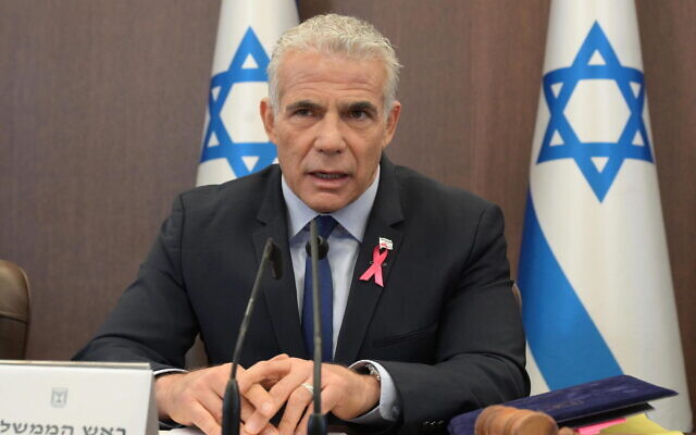 رئيس الوزراء يائير لبيد يترأس الاجتماع الأسبوعي لمجلس الوزراء في مكتب رئيس الوزراء في القدس، 2 أكتوبر 2022 (Amos Ben Gershon / GPO)