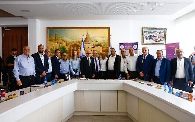رئيس الوزراء يائير لابيد (يسار الوسط) يلتقي برؤساء سلطات محلية عرب في مدينة الناصرة بشمال إسرائيل، 25 أكتوبر، 2022. (Kobi Wolf)