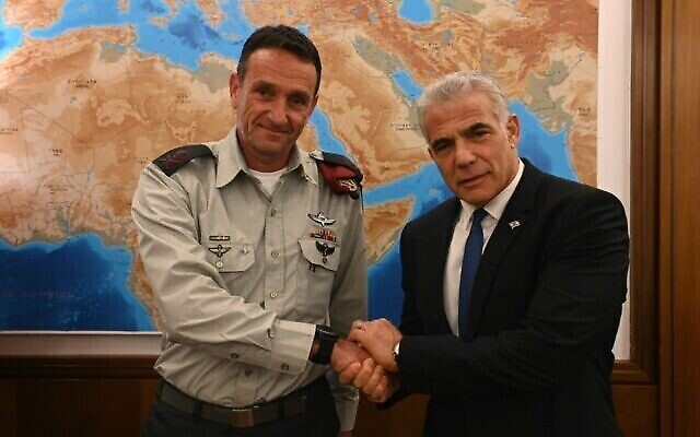 رئيس أركان الجيش الإسرائيلي القادم الميجر جنرال هرتسي هليفي مع رئيس الوزراء يائير لابيد، في صورة نشرت في 23 أكتوبر، 2022. (Haim Zach / GPO)