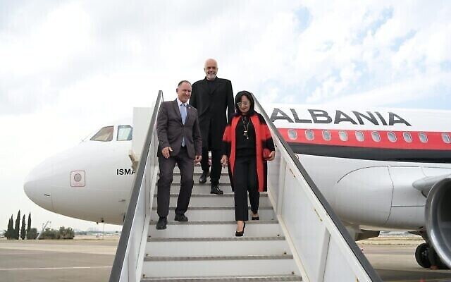 رئيس الوزراء الألباني إيدي راما (وسط الصورة) يصل إلى إسرائيل في زيارة تستغرق ثلاثة أيام، 23 أكتوبر، 2022. (Shlomi Amsalem / GPO)