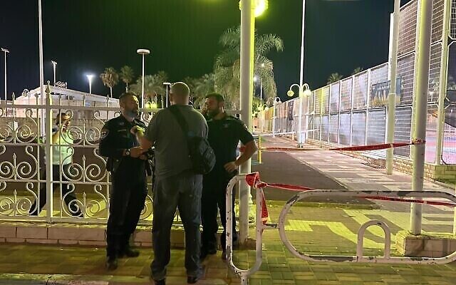 موقع اطلاق نار في منطقة شمال مدينة نهاريا، 5 اكتوبر 2022 (Israel Police)
