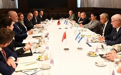 رئيس الوزراء يائير لبيد ونظيره الألباني إيدي راما إلى جانب طاقميهما في مكتب رئيس الوزراء في القدس. (Haim Zach/GPO)