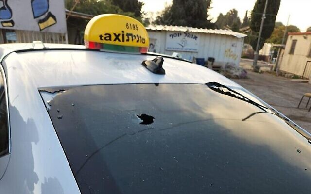 سيارة أجرة تعرضت على ما يبدو لإطلاق نار على طريق بالضفة الغربية، 2 أكتوبر 2022 (Samaria Regional Council)