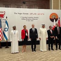 دبلوماسيون كبار من إسرائيل والولايات المتحدة وحلفاء عرب إقليميون يقفون لالتقاط الصور في اجتماع متابعة لقمة النقب في البحرين، 27 يونيو 2022 (Foreign Ministry)