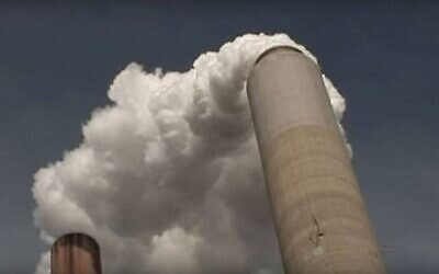 صورة توضيحية لانبعاثات من محطة توليد كهرباء. (screen capture: YouTube)