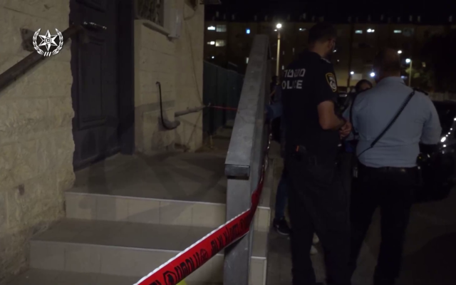 الشرطة في موقع حادثة طعن مميتة وقعت خارج كنيس يهودي في ديمونا، 25 سبتمبر، 2022. (Israel Police)
