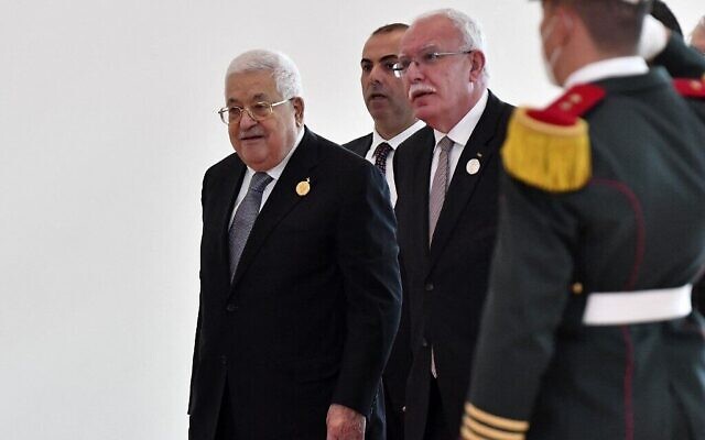 الرئيس الفلسطيني محمود عباس (يسار) يصل لحضور حفل اختتام القمة العربية في العاصمة الجزائرية الجزائر، 2 نوفمبر 2022 (Fethi Belaid / AFP)