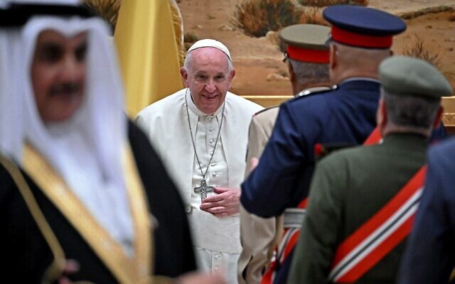 البابا فرنسيس (وسط) يحيي شخصيات بارزة في مطار العوالي جنوب العاصمة البحرينية المنامة، 3 نوفمبر 2022 (Marco BERTORELLO / AFP)