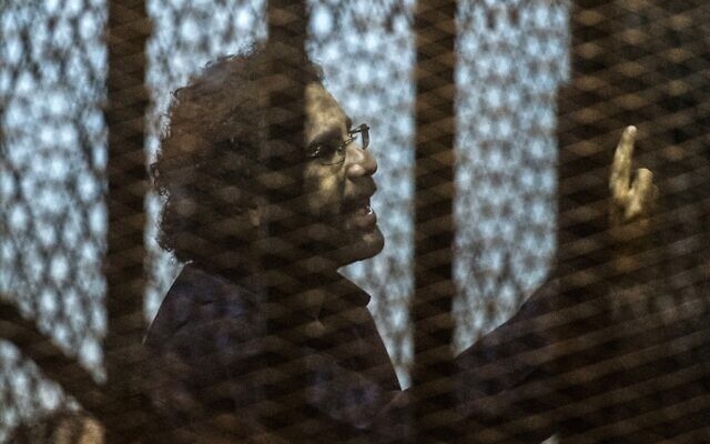 (ملف) الناشط والمدون المصري علاء عبد الفتاح داخل قفص المتهم خلال محاكمته بتهمة إهانة القضاء، في العاصمة المصرية القاهرة، 23 مايو 2015 (Khaled DESOUKI / AFP)