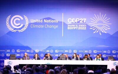 المندوبون يحضرون حفل افتتاح مؤتمر الأمم المتحدة لتغير المناخ 2022، المعروف باسم كوب27، في مركز شرم الشيخ الدولي للمؤتمرات، 6 نوفمبر 2022 (STRINGER / AFP)