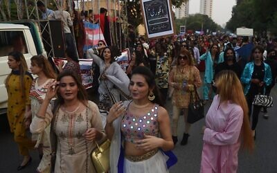 نشطاء وأنصار المتحولين جنسيا في باكستان يتجمعون خلال مسيرة في كراتشي، 20 نوفمبر 2022 (Rizwan Tabassum / AFP)