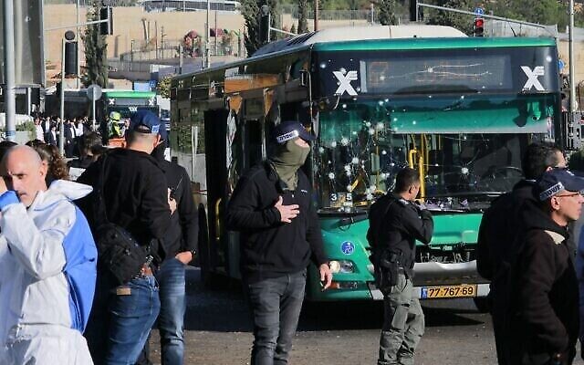 قوات الأمن الإسرائيلية تحتشد في القدس بعد انفجار في محطة للحافلات في 23 نوفمبر، 2022. (Menahem KAHANA / AFP)
