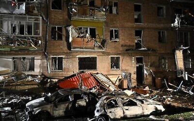 توضيحية: سيارات محترقة أمام مبنى سكني متضرر، بعد غارة روسية على بلدة فيشجورود بضواحي كييف في 23 نوفمبر 2022، وسط الغزو الروسي لأوكرانيا. (Genya SAVILOV / AFP)