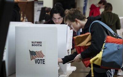 أشخاص يصوتون في موقع اقتراع في كولومبوس، أوهايو، في يوم الانتخابات، 8 نوفمبر 2022 (Drew Angerer / GETTY IMAGES NORTH AMERICA / Getty Images via AFP)