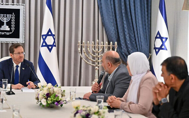 الرئيس اسحق هرتسوغ (يسار) يلتقي برئيس القائمة العربية الموحدة منصور عباس في القدس، 10 نوفمبر 2022 (Kobi Gideon / GPO)