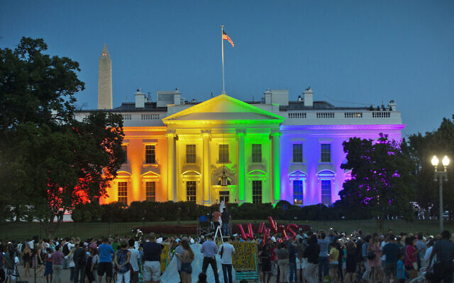 تجمع في حديقة لافاييت لرؤية البيت الأبيض مضاءً بألوان قوس قزح إحياءً لذكرى حكم المحكمة العليا لإضفاء الشرعية على زواج المثليين في واشنطن، 26 يونيو 2015 (AP / Pablo Martinez Monsivais)